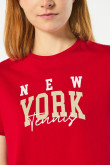 Camiseta crop top roja oscura con diseño college de NY