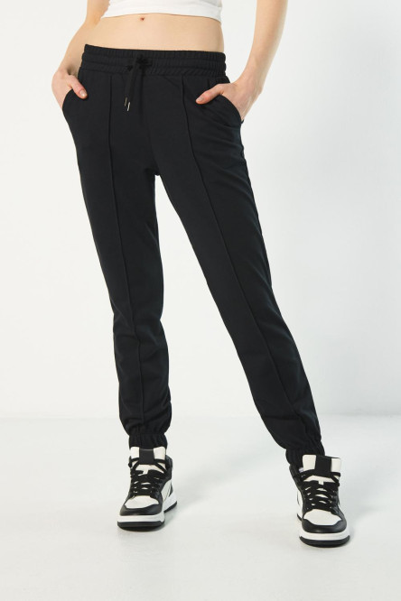 Pantalón negro jogger con bolsillos y vena decorativa
