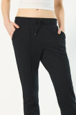 Pantalón negro jogger con bolsillos y vena decorativa