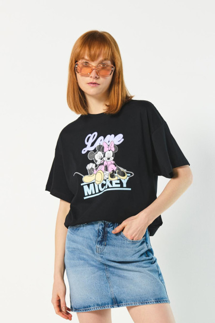 Camiseta femenina hombro rodado  super oversize manga corta, con estampado en frente de Minnie y Mickey.