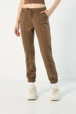 pantalon-unicolor-jogger-con-vena-decorativa-y-bolsillos