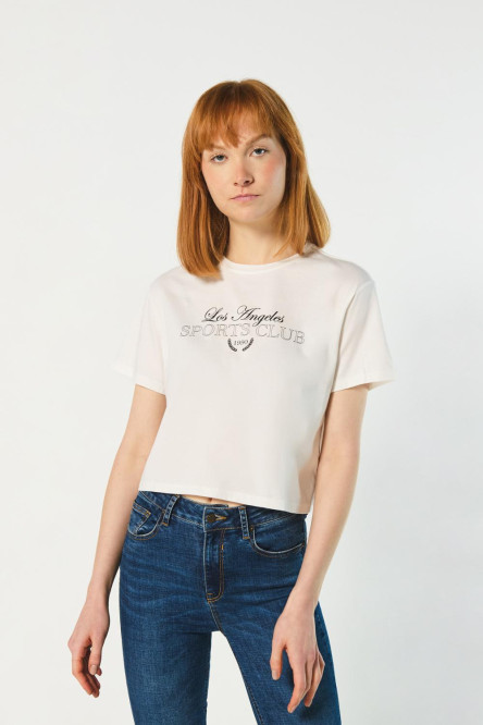 Camiseta crema clara con diseño college y silueta crop top