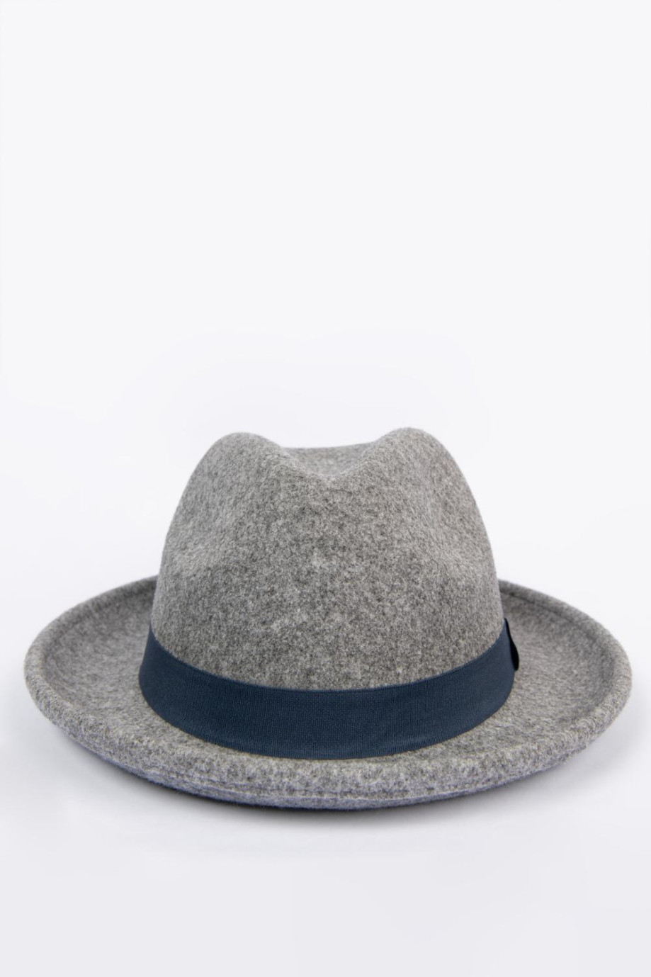 Sombrero tipo panama color café claro con cinta.