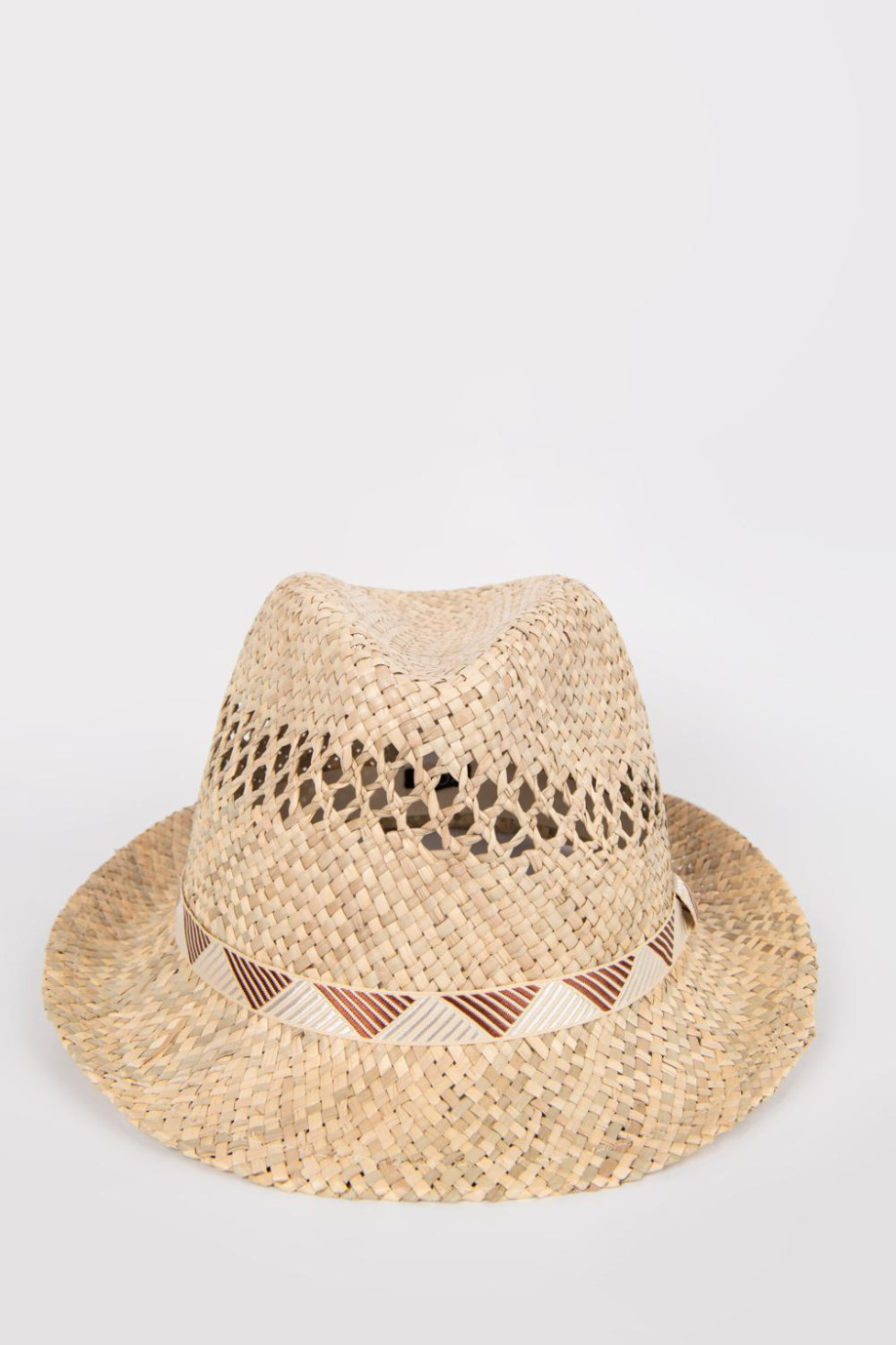 Sombrero panama crema claro con cinta y detalle de tejido abierto.