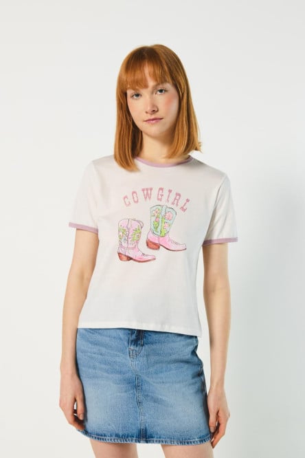 Camiseta para mujer manga corta, cuello y puños en color contraste, estampada en frente.