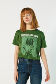 Camiseta verde oscura cuello redondo con diseño de flor