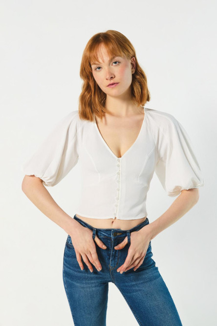 Blusa crema clara con escote V y botones en frente