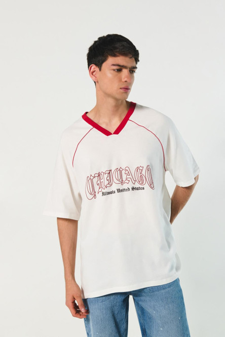 Camiseta cuello V oversize crema con estampado college