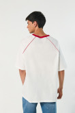 Camiseta cuello V oversize crema con estampado college