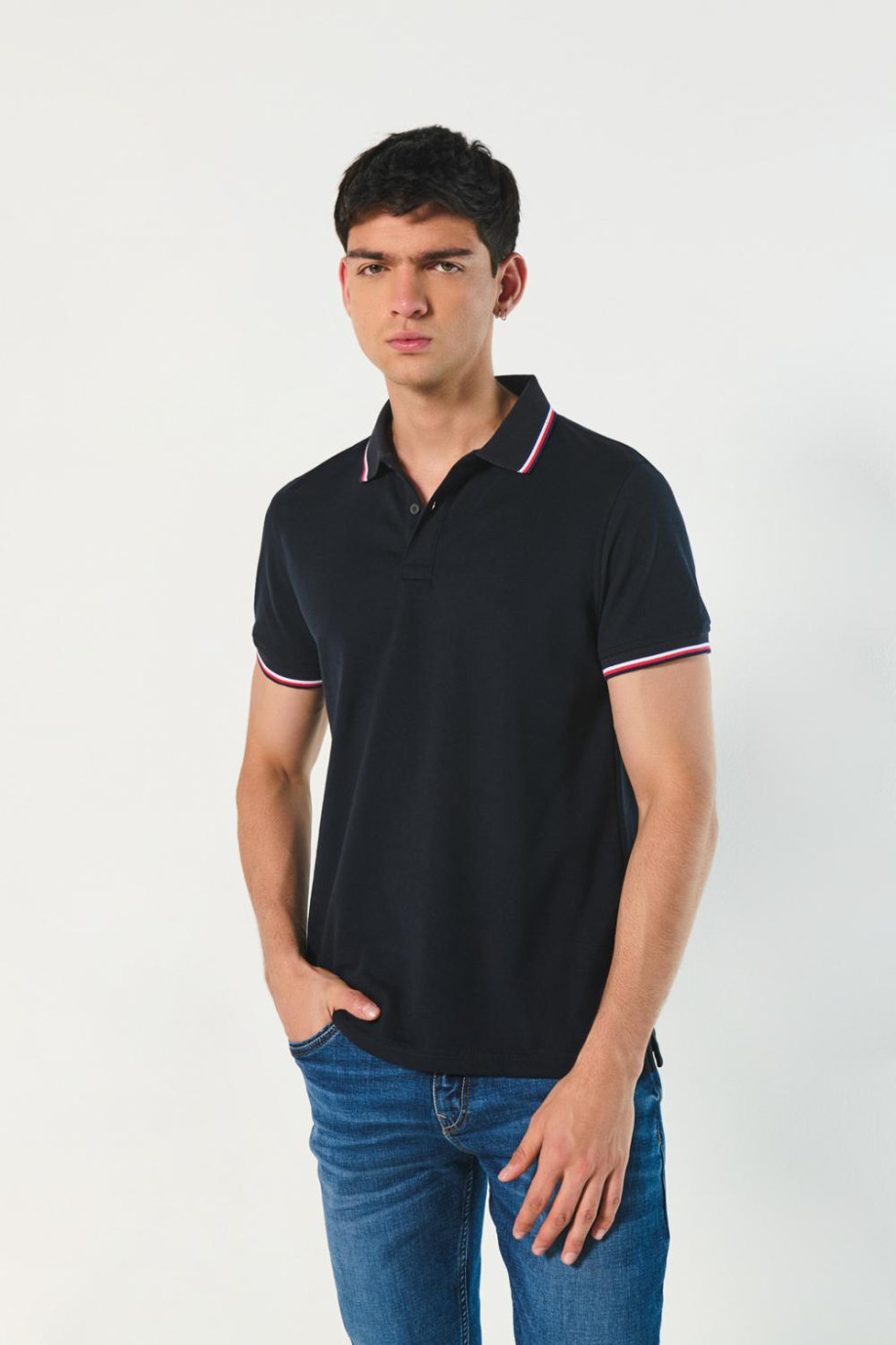 Camiseta unicolor polo con tejido en puños y cuello