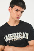 Camiseta cuello redondo negra con texto college deportivo