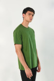 Camiseta verde con diseño de naturaleza y cuello redondo