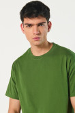 Camiseta verde con diseño de naturaleza y cuello redondo