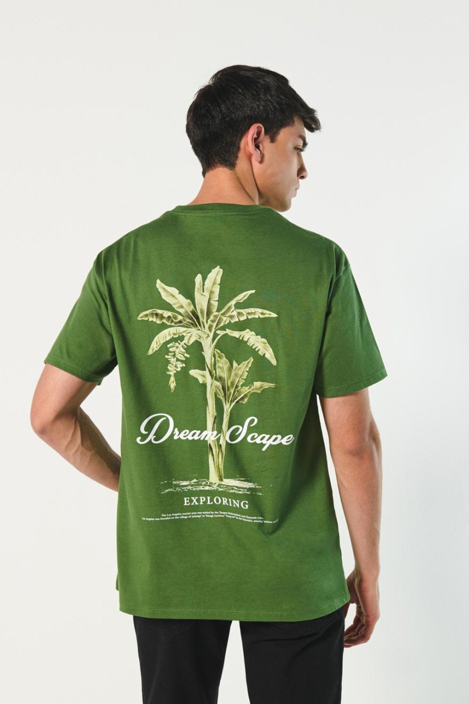 Camiseta verde con diseño de naturaleza y cuello redondo