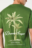 Camiseta verde con diseño de naturaleza y cuello redondo