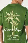 Camiseta verde con diseño de naturaleza y cuello redondo