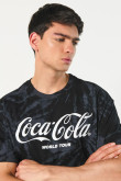 Camiseta tie dye negra con artes de Coca-Cola y manga corta