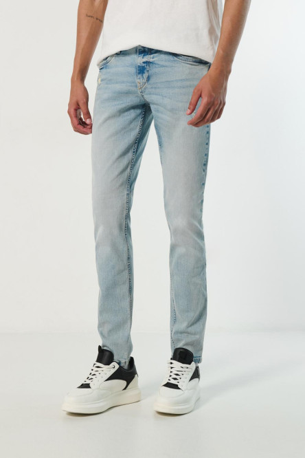 Jean skinny tiro bajo azul claro con rotos sutiles