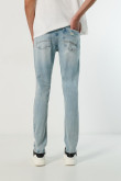 Jean skinny tiro bajo azul claro con rotos sutiles