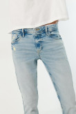 Jean skinny tiro bajo azul claro con rotos sutiles