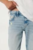 Jean skinny tiro bajo azul claro con rotos sutiles