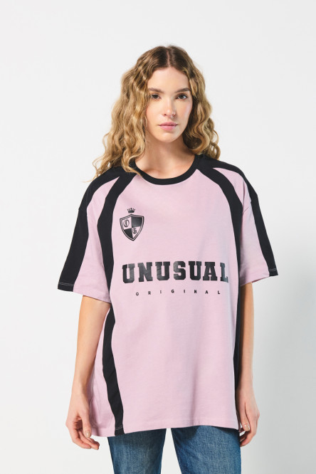 Camiseta lila oversize con diseño college y manga corta