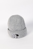 Gorro gris claro tejido con bordado de Mafalda en frente