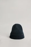 Gorro verde oscuro tejido con marquilla y doblez