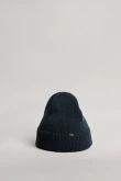 Gorro verde oscuro tejido con marquilla y doblez