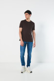 Jean skinny ajustado azul oscuro con tiro bajo y bolsillos