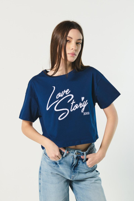 Camiseta unicolor crop top con texto bordado en frente