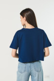 Camiseta unicolor crop top con texto bordado en frente