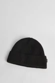 Gorro negro tejido con marquilla y doblez ajustable