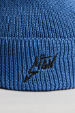 Gorro tejido azul oscuro con texto negro bordado