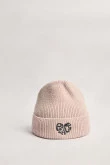 Gorro tejido rosado claro con doblez sencillo y bordado