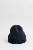 Gorro tejido azul oscuro con marquilla y doblez sencillo