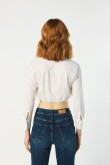 Blusa crop top crema clara con manga larga y botones