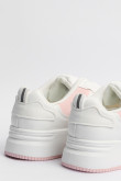 Tenis blancos casuales con contrastes y suelas anchas