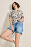 Short azul claro en jean con desgastes y tiro súper alto