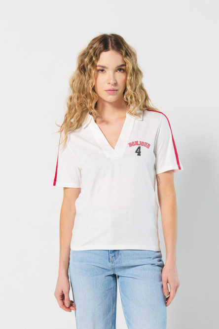 Camiseta con diseños college unicolor y cuello camisero