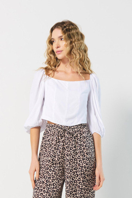 Blusa blanca crop top con manga 3/4 aglobada