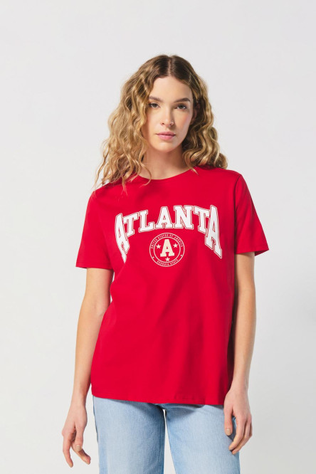 Camiseta roja oscura cuello redondo con texto college blanco