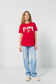 Camiseta roja oscura cuello redondo con texto college blanco