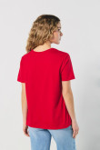 Camiseta roja oscura cuello redondo con texto college blanco