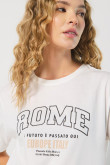 Camiseta cuello redondo crema con texto college en frente