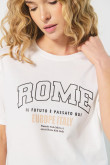 Camiseta cuello redondo crema con texto college en frente