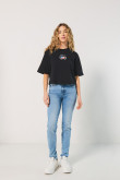 Camiseta crop top negra oversize con diseño college