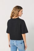 Camiseta crop top negra oversize con diseño college