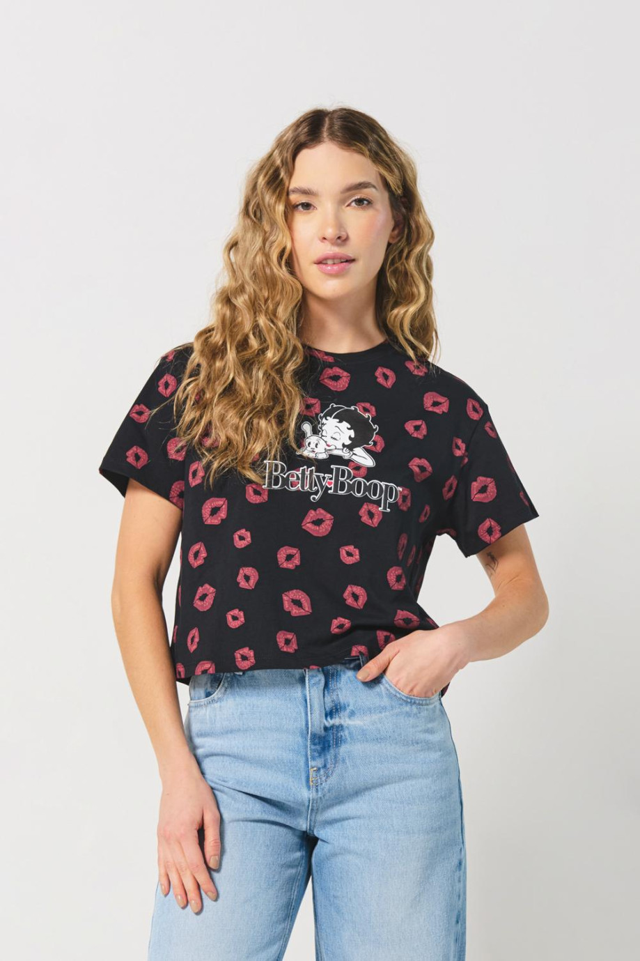 Camiseta negra crop top con diseños de Betty Boop