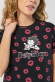 Camiseta negra crop top con diseños de Betty Boop